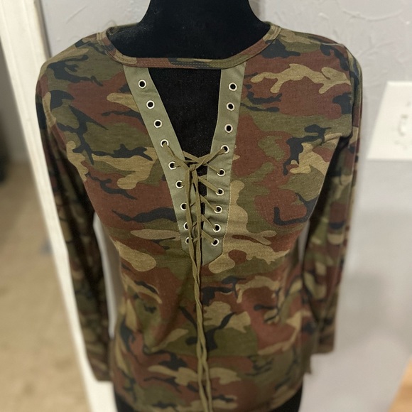 Camo top size medium - Picture 2 of 3